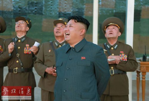 朝鲜最高领导人金正恩（中）日前指导朝鲜人民军空降兵部队进行空降与目标打击实战训练。