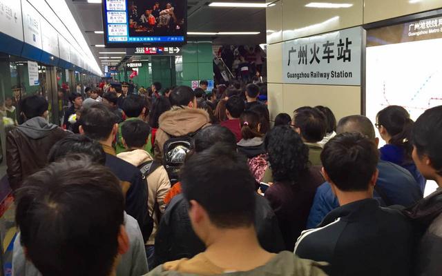 广州火车站27趟列车晚点致万人滞留(图)