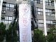 台辅仁大学蒋介石铜像被糊脸 身挂“建立台湾国”条幅